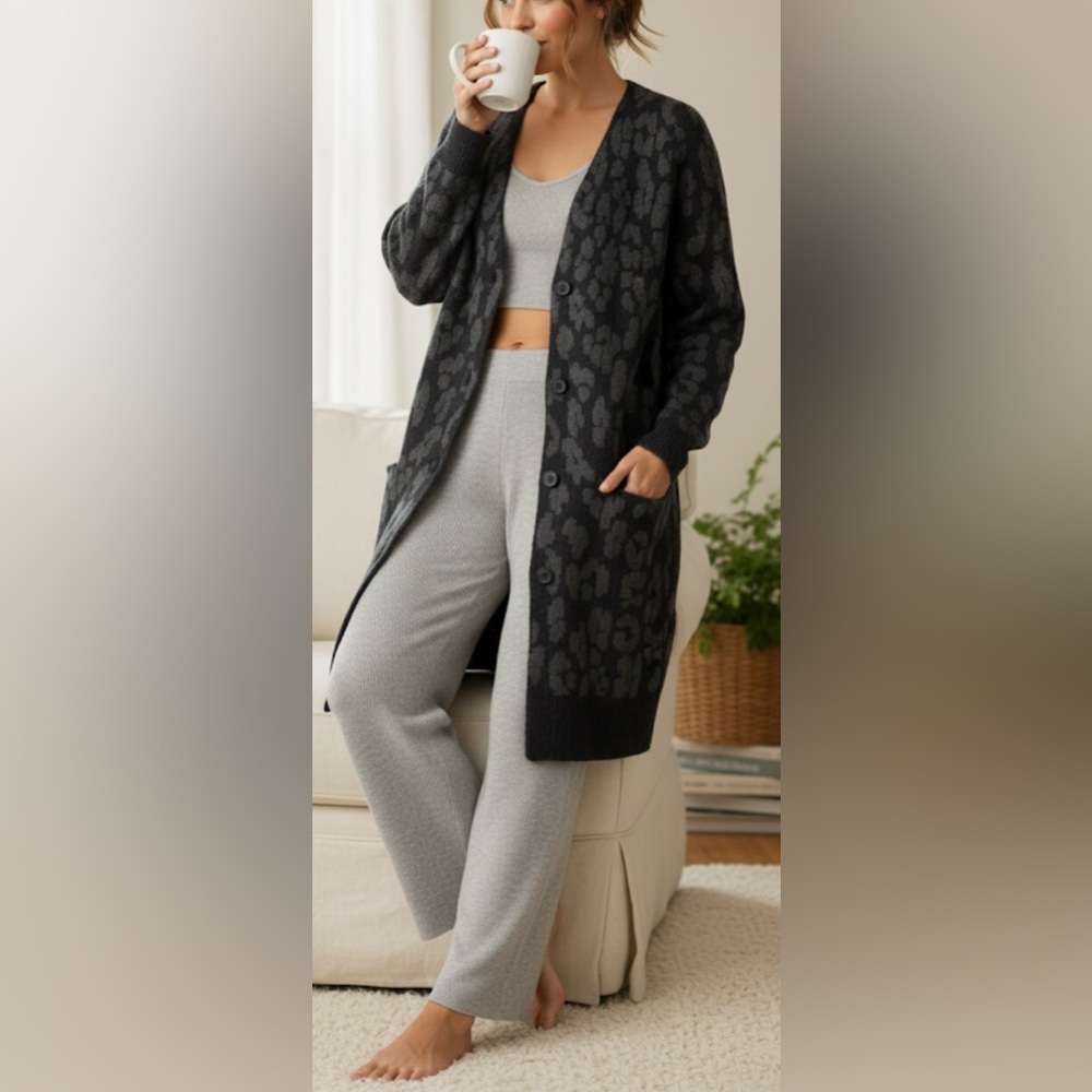 Logo by Lori Goldstein Printed Button Up Long Cardigan Size M Pockets Loungwear